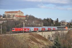 Österreich E-Lok Siemens Taurus Reihe 1116 der ÖBB auf Viadukt mit Burg Neulengbach