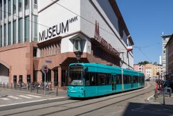 Straßenbahn Frankfurt am Main Tram Bombardier Flexity Classic S-Wagen am Museum für Moderne Kunst