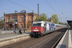 InterCity im Bahnhof Uelzen, Lok der BR 101 mit Werbung für Adler Mannheim