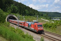 Lok der Baureihe 101 mit München-Nürnberg-Express kommt aus Tunnel auf Schnellfahrstrecke bei Kinding