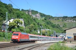 Intercity mit Lok der Baureihe 101 mit Burg Stahleck in Bacharach