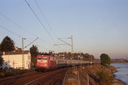 E-Lok der DB-Baureihe 110 in Orientrot mit Lätzchen auf der Rechten Rheinstrecke in Neuwied-Irlich
