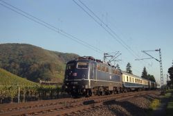 E-Lok der DB-Baureihe 110 Bügelfalte auf der Rechten Rheinstrecke bei Leutesdorf