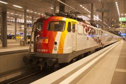 E-Lok der DB-Baureihe 110 mit Beklebung Science Express in Berlin Hauptbahnhof tief