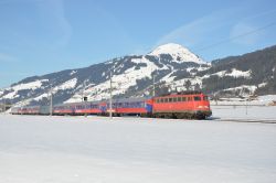 E-Lok der DB-Baureihe 110 mit Sonderzug auf der Giselabahn im Schnee bei Kirchberg in Tirol