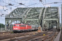 E-Lok der DB-Baureihe 110 bzw 115 mit IC-Wagen auf der Hohenzollernbrücke in Köln