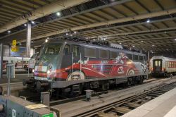 E-Lok der DB-Baureihe 110 bzw 115 mit Werbebeklebung 80 Jahre Autozug in München Hbf
