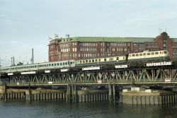 E-Lok der DB-Baureihe 110 Bügelfalte mit Mintlingen auf der Oberhafenbrücke in Hamburg