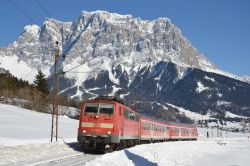 E-Lok der DB-Baureihe 111 auf der Außerfernbahn Garmisch - Reutte im Schnee bei Lermoos mit Zugspitze