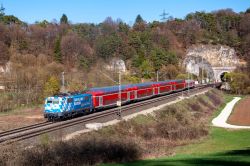 E-Lok der DB-Baureihe 111 Werbelok Bahnland Bayern im Altmühltal