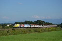E-Lok der DB-Baureihe 111 Werbelok ADAC und Biergartenlok mit EuroCity aus Italien auf der Strecke Rosenheim - München