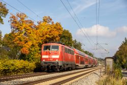 E-Lok der DB-Baureihe 111 mit RE 72 München - Memmingen im Herbst in Grafrath