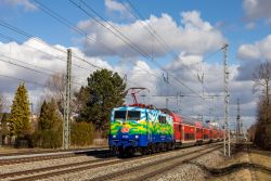 E-Lok der DB-Baureihe 111 Hilde von DB Gebrauchtzug in Touristikzug-Lackierung RB München - Garmisch-Partenkirchen