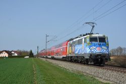 E-Lok der DB-Baureihe 111 Bierlok 500 Jahre Reinheitsgebot mit RE Passau - München