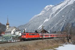 E-Lok der DB-Baureihe 111 mit REX München - Innsbruck auf der Werdenfelsbahn im Schnee bei Scharnitz in Tirol