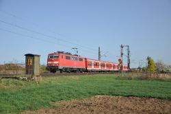 E-Lok der DB-Baureihe 111 auf der Nürnberger S-Bahn Linie S1 in Hirschaid mit Formsignal und Fernsprechbude