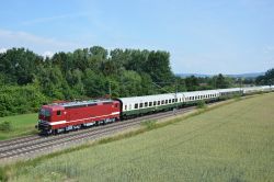 E-Lok der DB-Baureihe 143 in originaler Reichsbahn Farbgebung mit Sonderzug auf der Frankenwaldbahn bei Redwitz (Rodach)