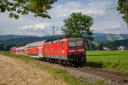 E-Lok der DB-Baureihe 143 auf der Höllentalbahn im Schwarzwald bei Himmelreich