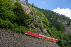E-Lok der DB-Baureihe 143 auf der Höllentalbahn im Schwarzwald bei Hirschsprung mit Felsen