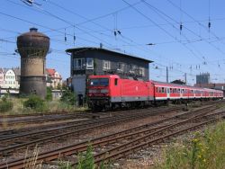 E-Lok der DB-Baureihe 143 in Nordhausen mit Stellwerk und Wasserturm