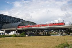 E-Lok der DB-Baureihe 143 in Berlin Hauptbahnhof mit Spreebrücke