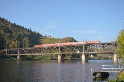 E-Lok der DB-Baureihe 143 auf der Doppelstockbrücke über die Mosel in Bullay