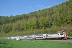 Bombardier Traxx E-Lok der DB-Baureihe 146 mit IC2 Doppelstockwagen auf der Gäubahn bei Sulz am Neckar mit Streckenwärterhäuschen