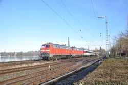 EuroCity mit Lok der Baureihe 218 auf dem Bodenseedamm in Lindau