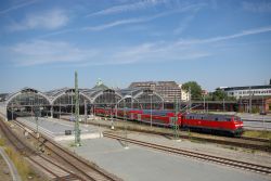 Diesellok Baureihe 218 mit Doppelstockwagen als Regionalexpress nach Hamburg in Lübeck Hauptbahnhof