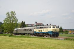 DB Diesellok der Baureihe 218 in blau-beige mit Silberlingen in Altenmarkt an der Alz