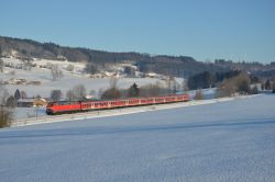 Diesellok Baureihe 218 mit ehemaligen Silberlingen (n-Wagen) im Allgäu bei Schnee
