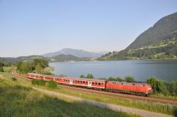 Diesellok Baureihe 218 mit Regionalexpress am Alpsee bei Immenstadt im Allgäu