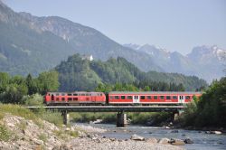 Diesellok Baureihe 218 mit Alpenpanorama auf der Illerbrücke bei Fischen im Allgäu