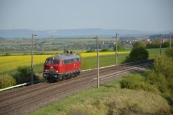 Diesellok Baureihe 218 der NeSA in altrot auf der Gäubahn