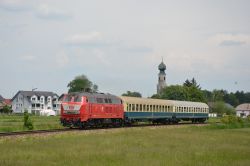 Diesellok Baureihe 218 in Orientrot mit Lätzchen und Abteilwagen bei Mühldorf in Oberbayern
