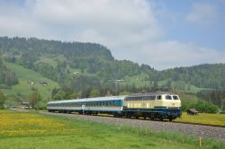 Diesellok Baureihe 218 in blau-beige von Railsystems RP mit Alex-Zug nach Oberstdorf im Allgäu
