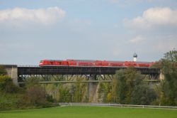 Bombardier Traxx DE Diesellok der Baureihe 245 mit Doppelstockwagen auf der Brücke über den Lech in Kaufering