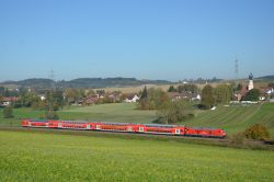 Bombardier Traxx DE Diesellok der Baureihe 245 mit Doppelstockwagen auf der Strecke München - Mühldorf Oberbayern bei Thann-Matzbach mit Ort Niedergeislbach