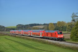 Bombardier Traxx DE Diesellok der Baureihe 245 mit Doppelstockwagen auf der Strecke München - Mühldorf Oberbayern bei Dorfen im Herbst