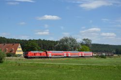 Bombardier Traxx DE Diesellok der Baureihe 245 mit Sonderzug zur BR Radltour mit Doppelstockwagen und Güterwagen auf der Strecke Pleinfeld - Gunzenhausen bei Langlau