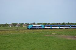 Bombardier Traxx DE Diesellok der Baureihe 245 im Landesdesign Schleswig-Holstein der NAH.SH bei Keitum auf Sylt mit Reetdachhäusern
