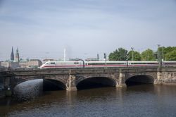 InterCityExpress Zug ICE 1 auf der Lombardsbrücke in Hamburg mit der Binnenalster