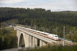 InterCityExpress Zug ICE 1 von Berlin nach München auf der Neubaustrecke VDE 8 zwischen Erfurt und Nürnberg
