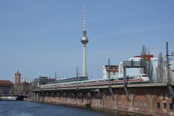 InterCityExpress ICE 2 Zug auf der Berliner Stadtbahn an der Jannowitzbrücke mit Rathaus und Fernsehturm