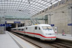 InterCityExpress ICE 2 Zug im Bahnhof Flughafen Köln/Bonn