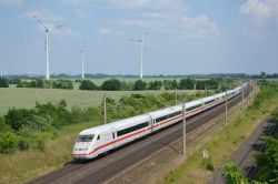 InterCityExpress ICE 2 Zug auf der Schnellfahrstrecke Berlin - Hannover mit Windrädern