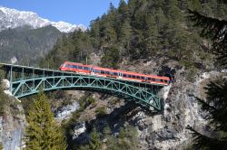 Deutsche Bahn DB Talent 2 ELektrotriebzug auf der Karwendelbahn Garmisch-Partenkirchen - Innsbruck auf der Schlossbachbrücke bei Hochzirl in Tirol Österreich