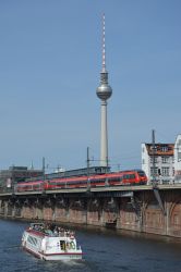 Deutsche Bahn DB Talent 2 ELektrotriebzug auf der Berliner Stadtbahn an der Jannowitzbrücke mit Spree, Schiff und Fernsehturm