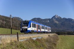 Dieseltriebwagen LINT 54 BRB Bayrische Regiobahn mit Berg Wendelstein bei Fischbachau auf der Strecke München - Bayrischzell