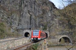 Dieseltriebwagen LINT 81 Deutsche Bahn DB Baureihe 620 auf der Ahrtalbahn am Engelslay-Tunnel in Altenahr